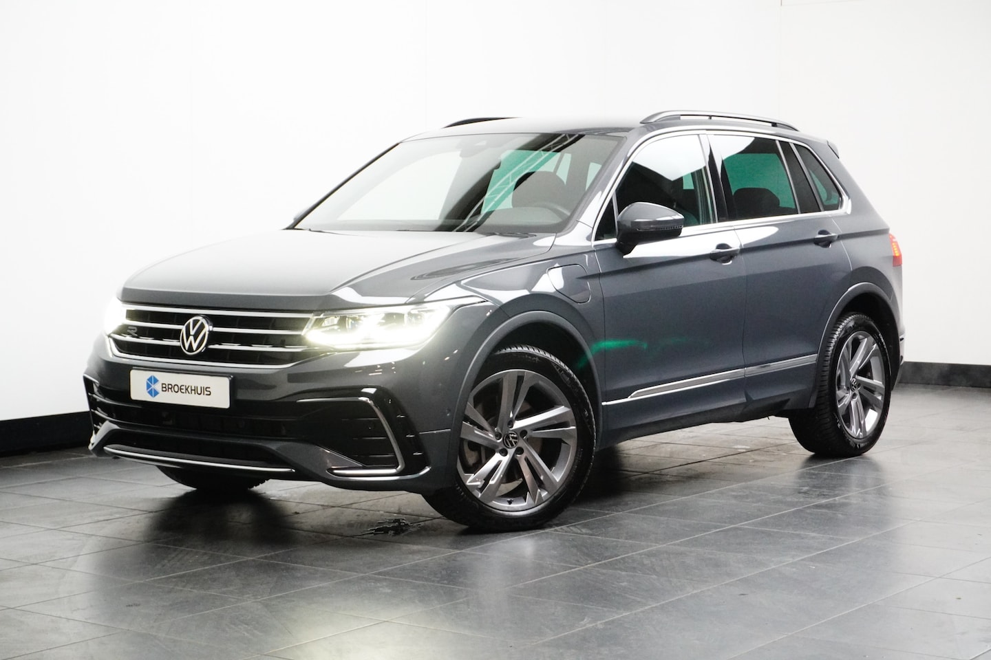 Volkswagen Tiguan - 1.4 TSI 245PK eHybrid R-Line | Trekhaak| Camera | Assistentiepakket| - AutoWereld.nl