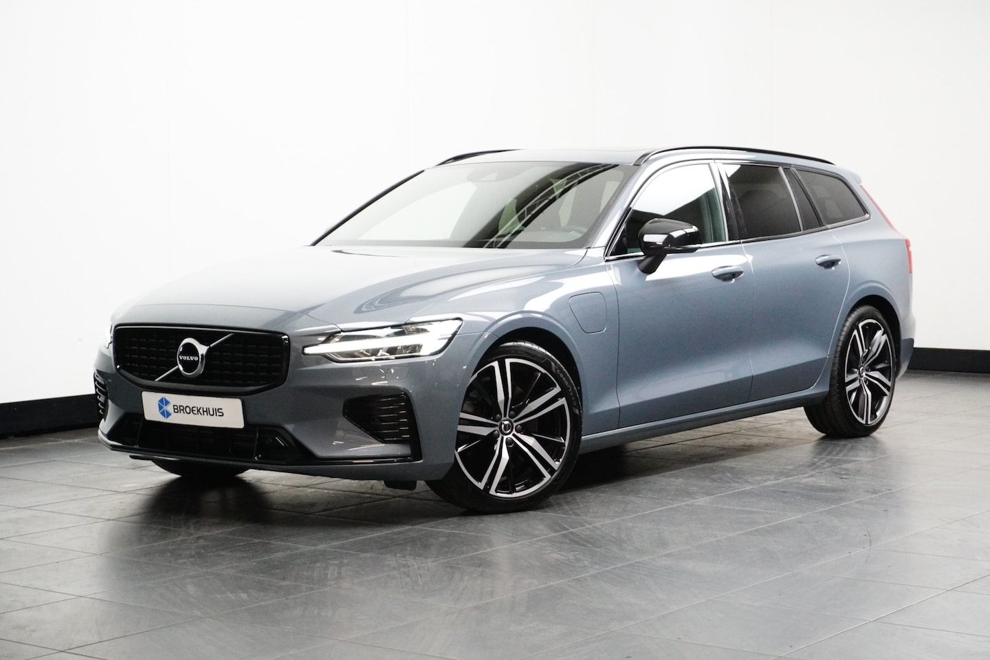 Volvo V60 - 2.0 T6 Recharge AWD R-Design | VERWACHT | Trekhaak | Camera | Adaptive Cruise | Schuifdak - AutoWereld.nl