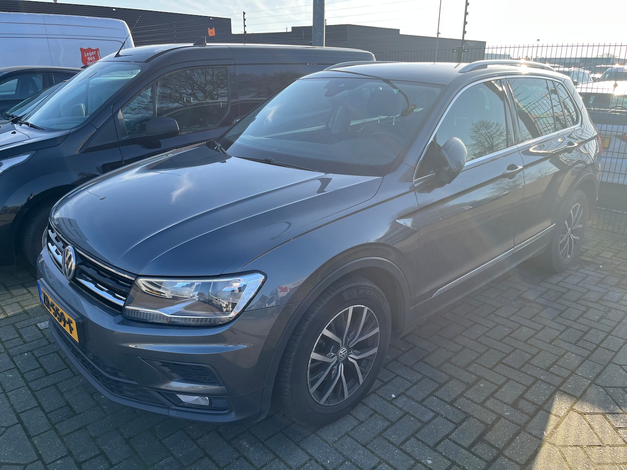 Volkswagen Tiguan - 1.5 TSI ACT Comfortline Business Navi | Trekhaak | Elek. a. klep | Stoelverwarming - AutoWereld.nl