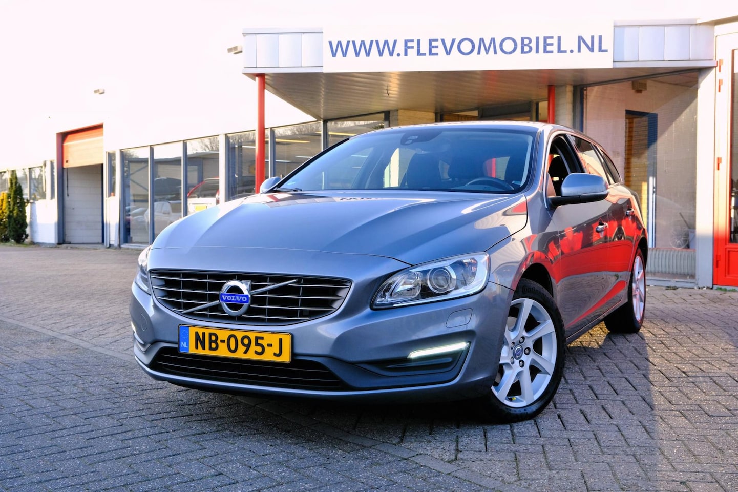 Volvo V60 - 2.0 D3 150pk Nordic+ Aut. Navi|Xenon|Clima|LMV - AutoWereld.nl