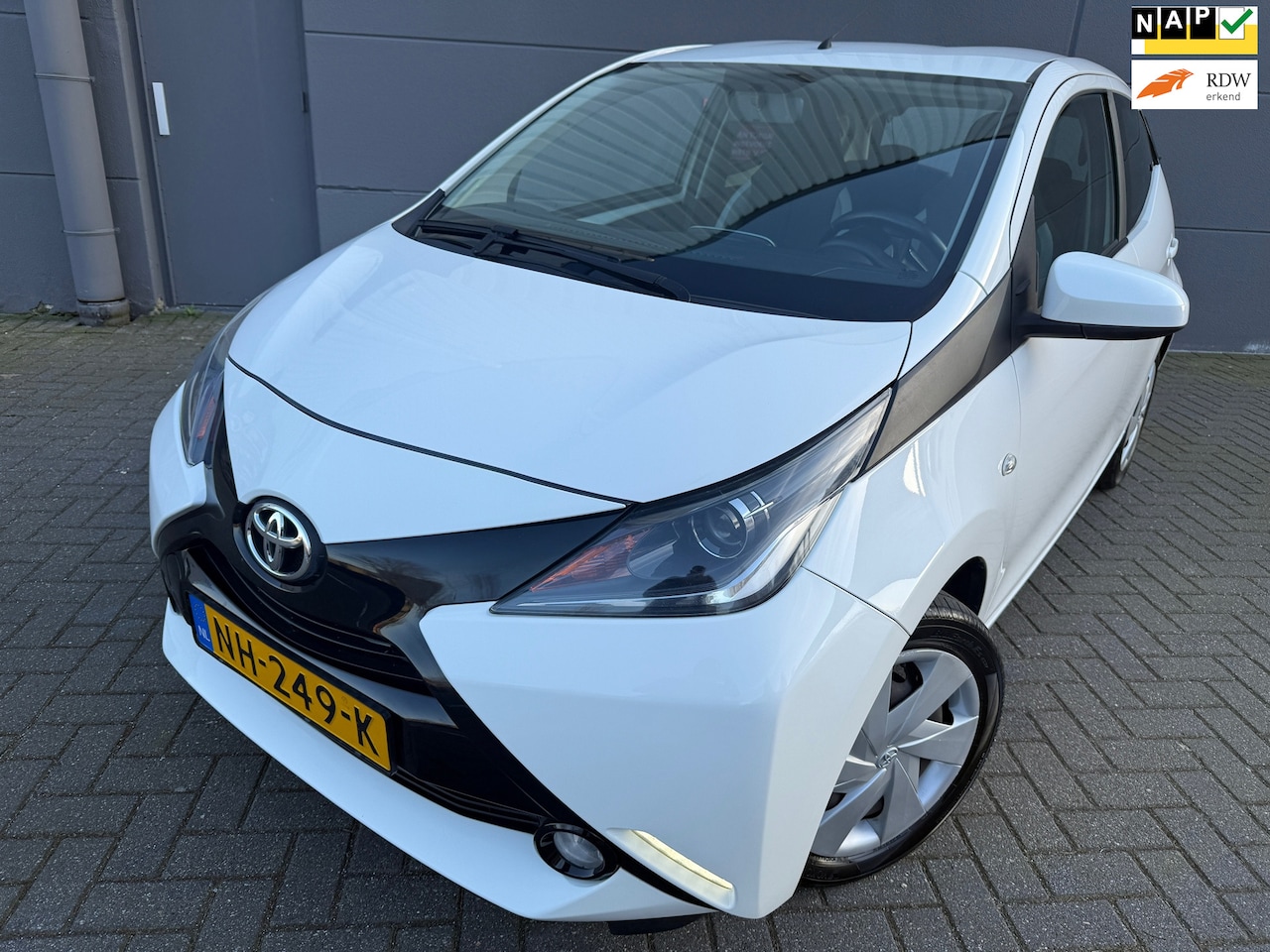 Toyota Aygo - 1.0 VVT-i x-play*CarPlay*APK*NAP*CRUISE*AIRCO*CAMERA*BLUETOOTH - AutoWereld.nl