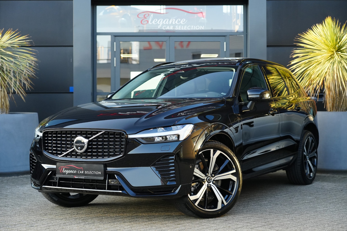 Volvo XC60 - 2.0 T6 Plug-in hybrid AWD Plus Dark 350pk Panoramadak/Stoelverwarming/360Camera - AutoWereld.nl