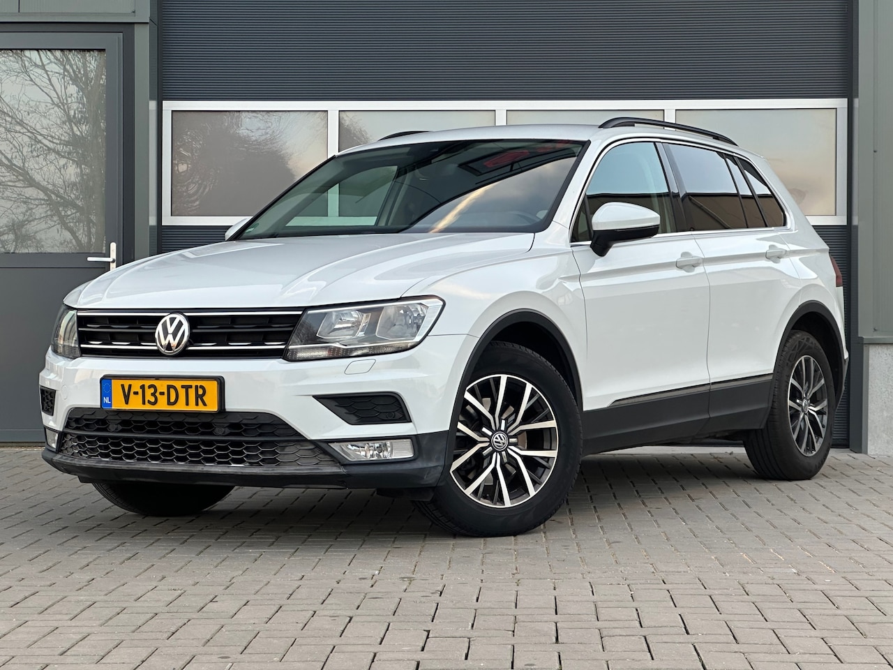 Volkswagen Tiguan - 2.0 TDI Grijs Kenteken Trekhaak Carplay - AutoWereld.nl