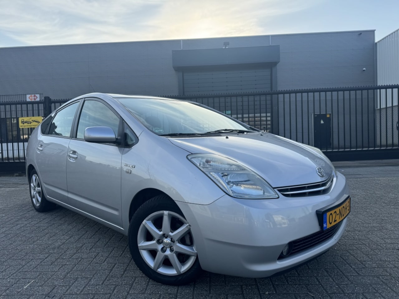 Toyota Prius - 1.5 VVT-i Tech New BATTERY Keyless Entry&Start Cruise - AutoWereld.nl