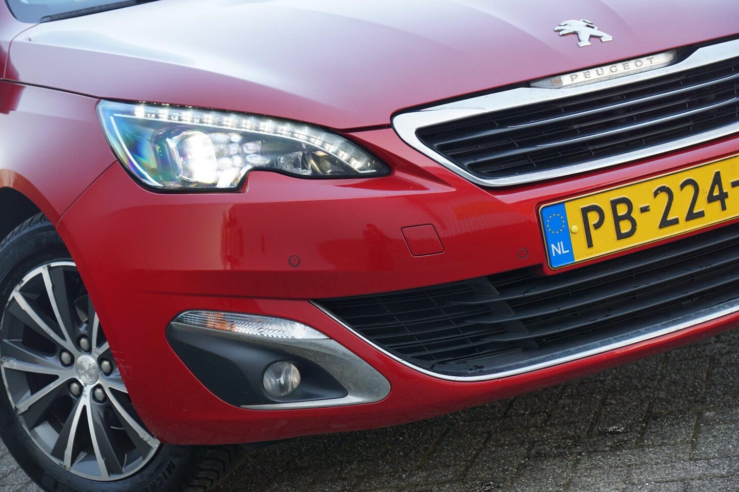 Peugeot 308 SW - 1.2 130PK Allure | Rioja Red | Pano/NAV/Add.cruise/Allseason - Keurig! - AutoWereld.nl