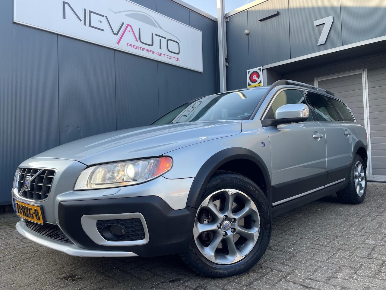 Volvo XC70 - 2.4 D5 Ocean Race AWD NL AUTO SCHUIFDAK TREKHAAK FULL OPTIONS - AutoWereld.nl