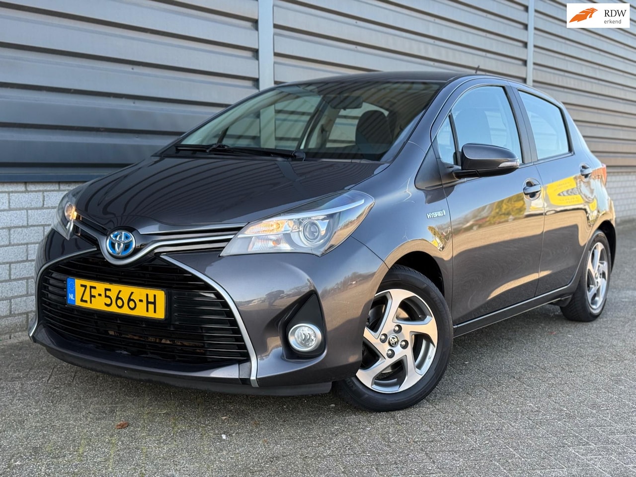 Toyota Yaris - 1.5 Hybrid Aspiration Bi-Tone Navi Camera Cruise - AutoWereld.nl