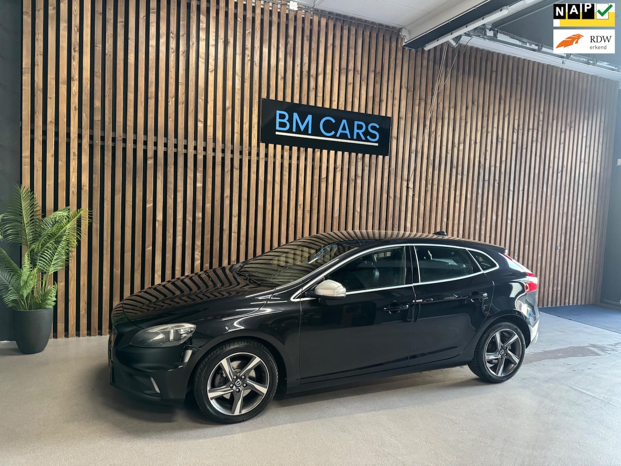 Volvo V40 - 1.6 T3 R-Design Trekhaak,Half leer,Camera, Led - AutoWereld.nl