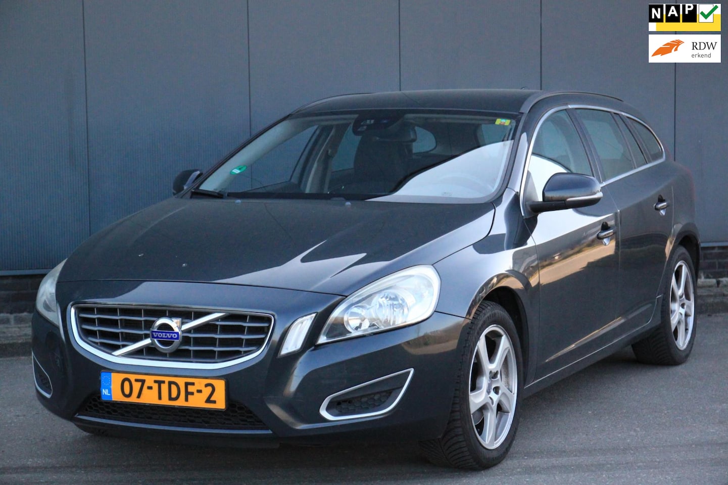 Volvo V60 - 1.6 T4 Momentum Navigatie/Parkeersensor/Stoelverwarming/Trekhaak - AutoWereld.nl