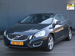 Volvo V60 - 1.6 T4 Momentum Navigatie/Parkeersensor/Stoelverwarming/Trekhaak