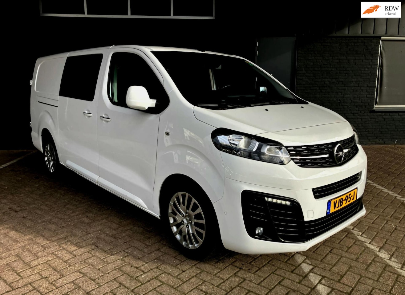 Opel Vivaro - 2.0 CDTI L3H1 DC Innovation 2.0 CDTI L3H1 DC Innovation - AutoWereld.nl