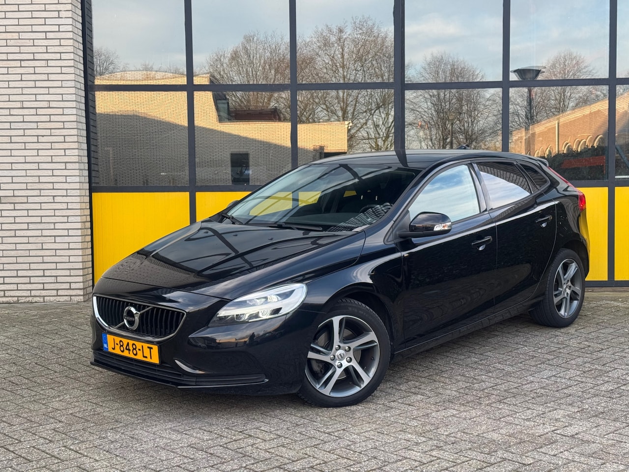 Volvo V40 - 2.0 T2 Momentum 2.0 T2 Momentum, Full led & Navi - AutoWereld.nl