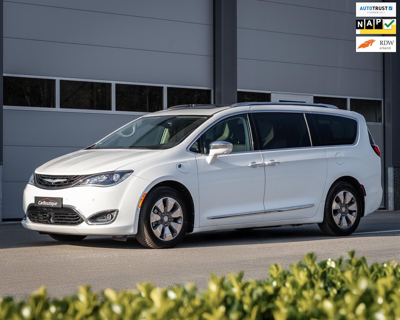 Chrysler Pacifica - 3.6 v6 Plug-in-Hybrid I 7Persoons I Pano I 360 I Leer I Beeldscherm I Vol I - AutoWereld.nl