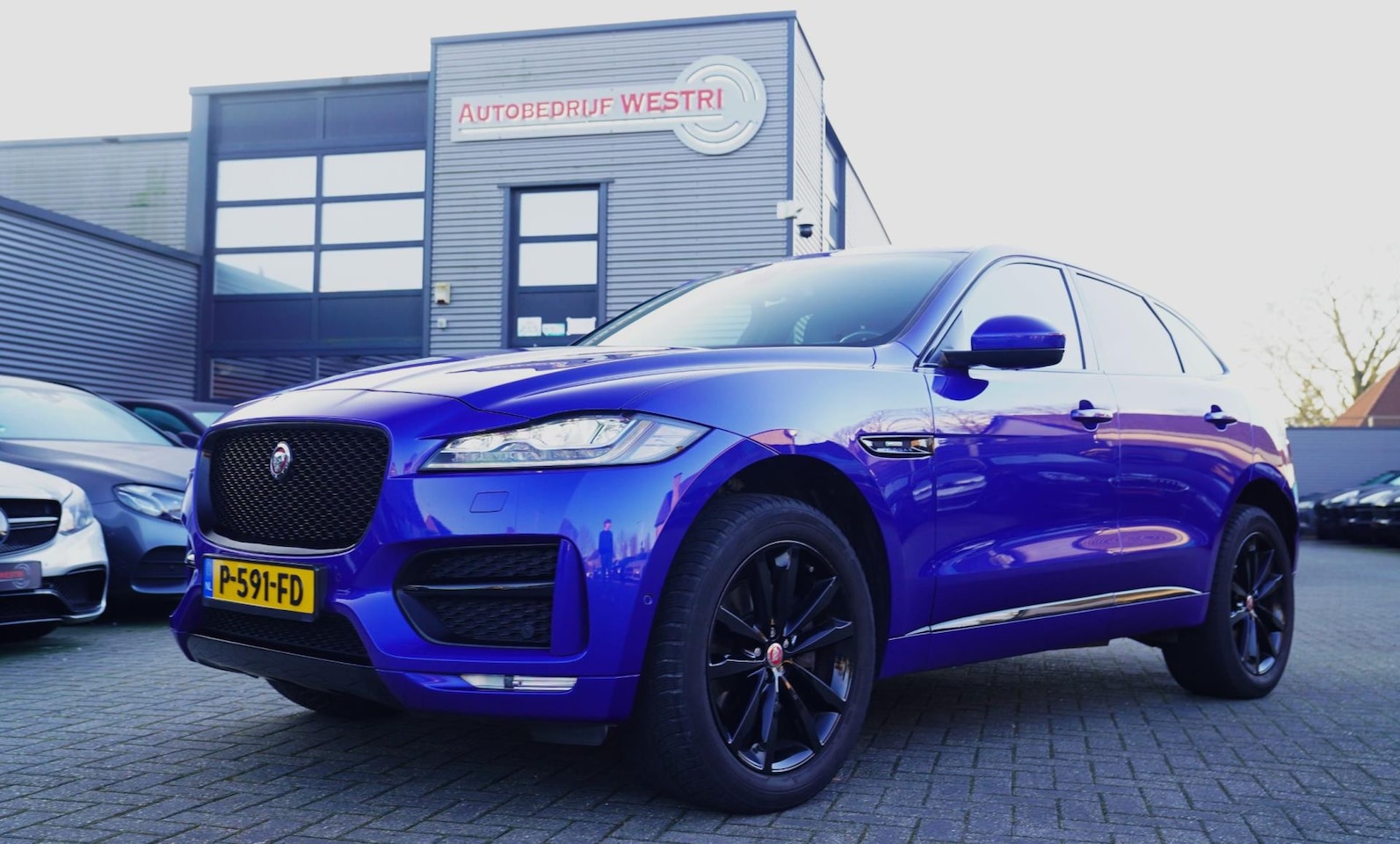 Jaguar F-Pace - 2.0 Portfolio AWD 20d | Stoelverwarming | Achteruitrijcamera - AutoWereld.nl