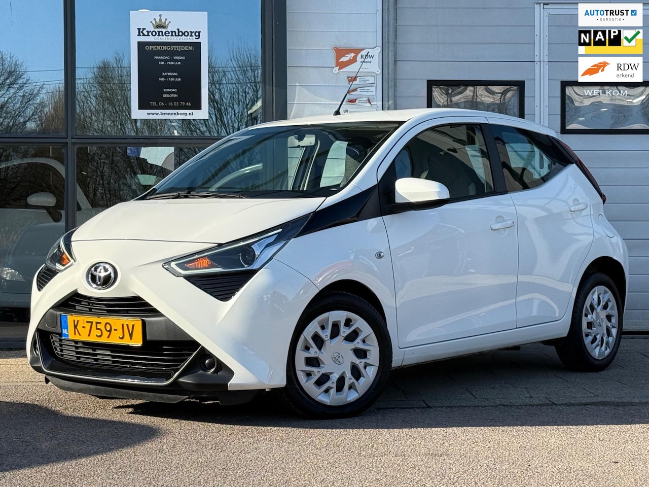 Toyota Aygo - 1.0 VVT-i x-play 1.0 VVT-i x-play, AUTOMAAT, CAMERA, CARPLAY - AutoWereld.nl