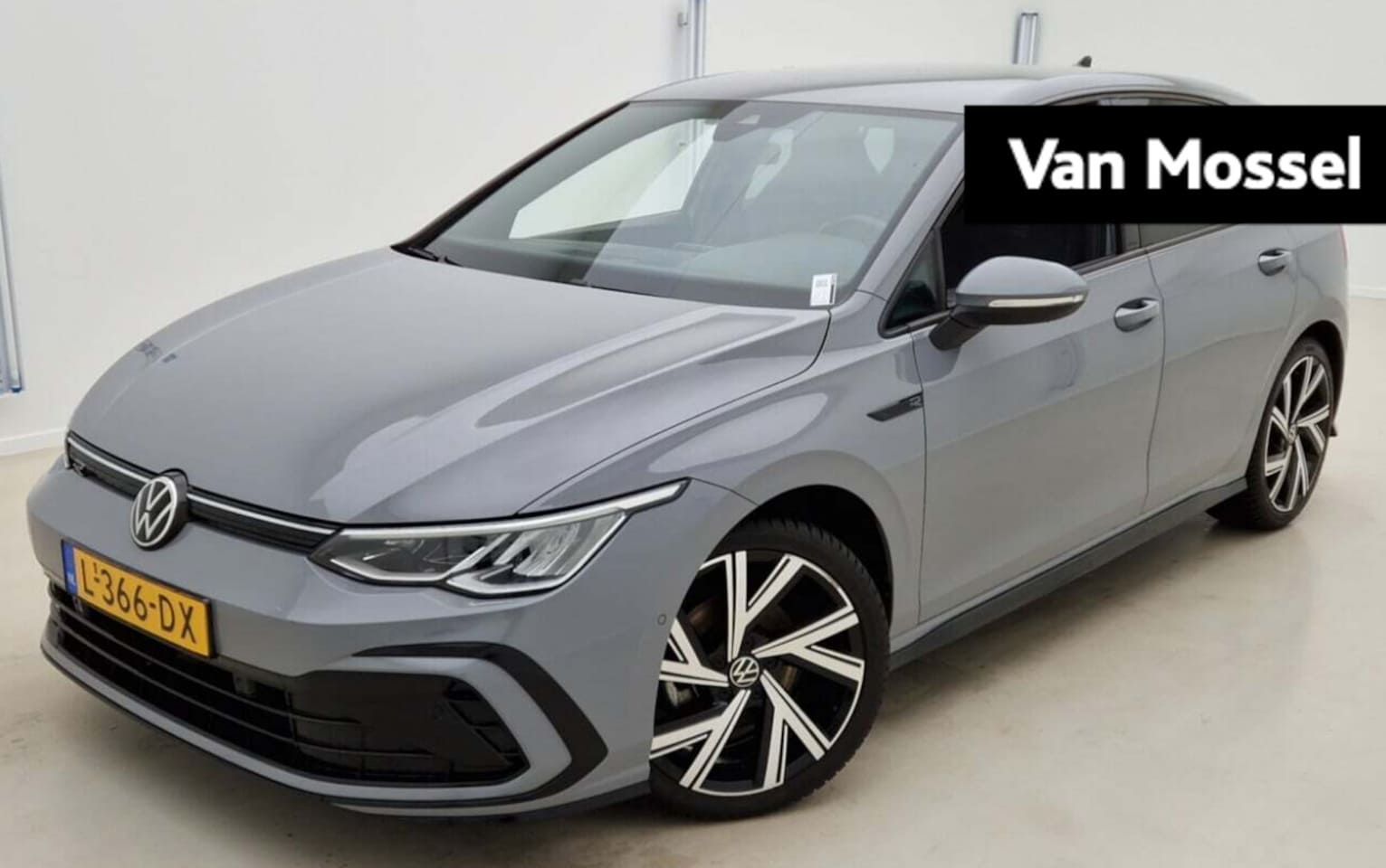 Volkswagen Golf - 1.5 eTSI R-Line | Automaat | Digital Cockpit | Stoel en Stuurwielverwarming | Parkeercamer - AutoWereld.nl