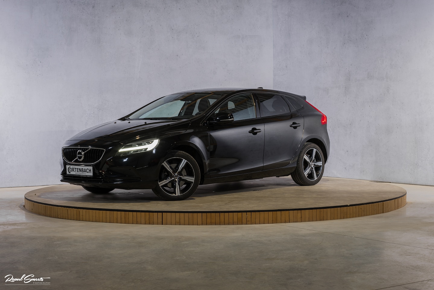 Volvo V40 - 2.0 T3 Dynamic Edition | Panorama | Cruise control | Harman Kardon | DAB radio | Stoelverw - AutoWereld.nl