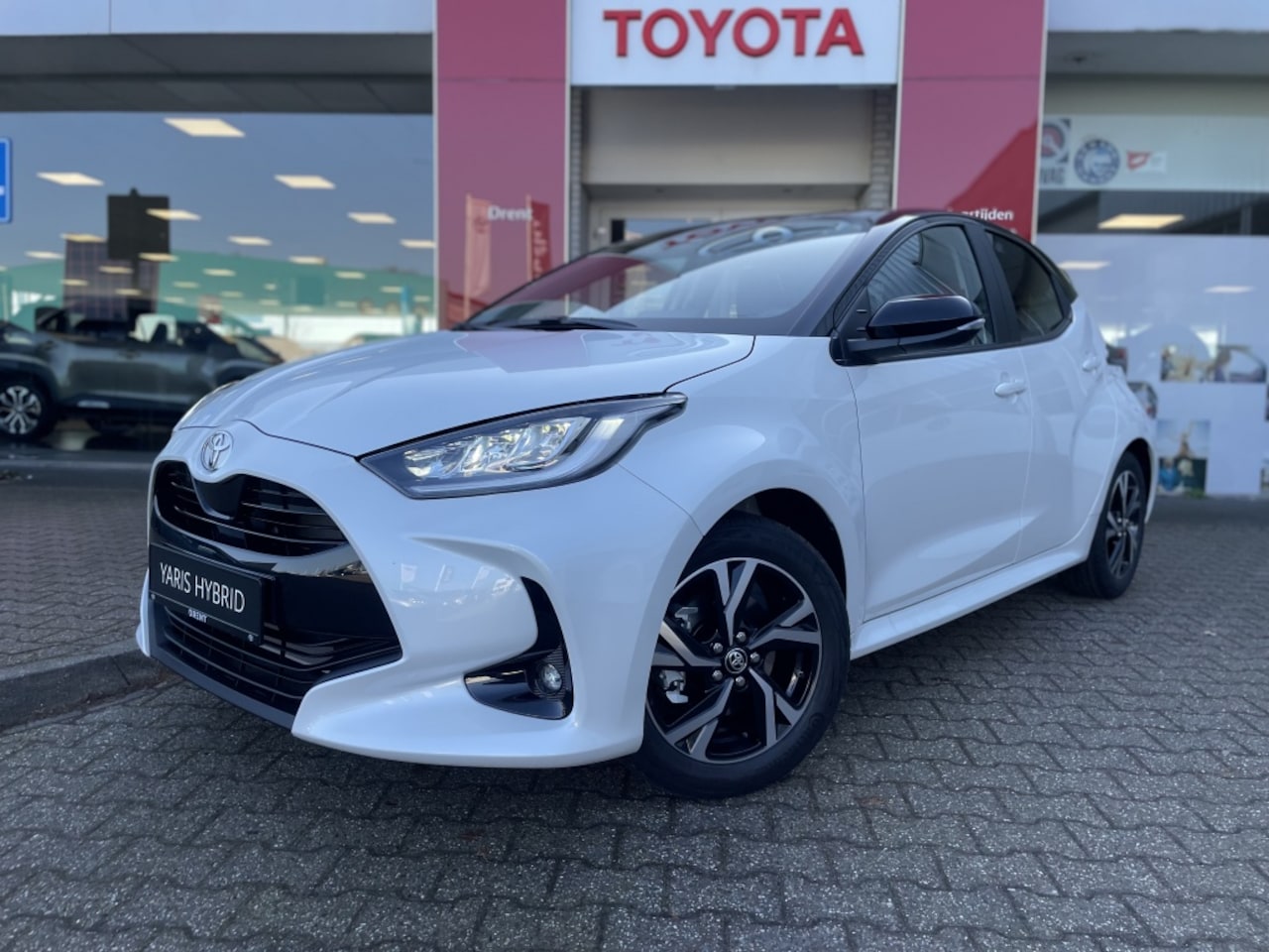 Toyota Yaris - 1.5 Hybrid 115 First Edition Bi-Tone | Stuur- en stoelverwarming - AutoWereld.nl