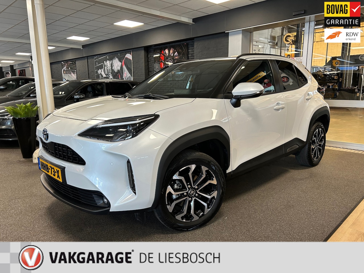 Toyota Yaris Cross - 1.5 Hybrid Dynamic / navigatie / camera + pdc / cruise control / stoelverw / lane assist - AutoWereld.nl