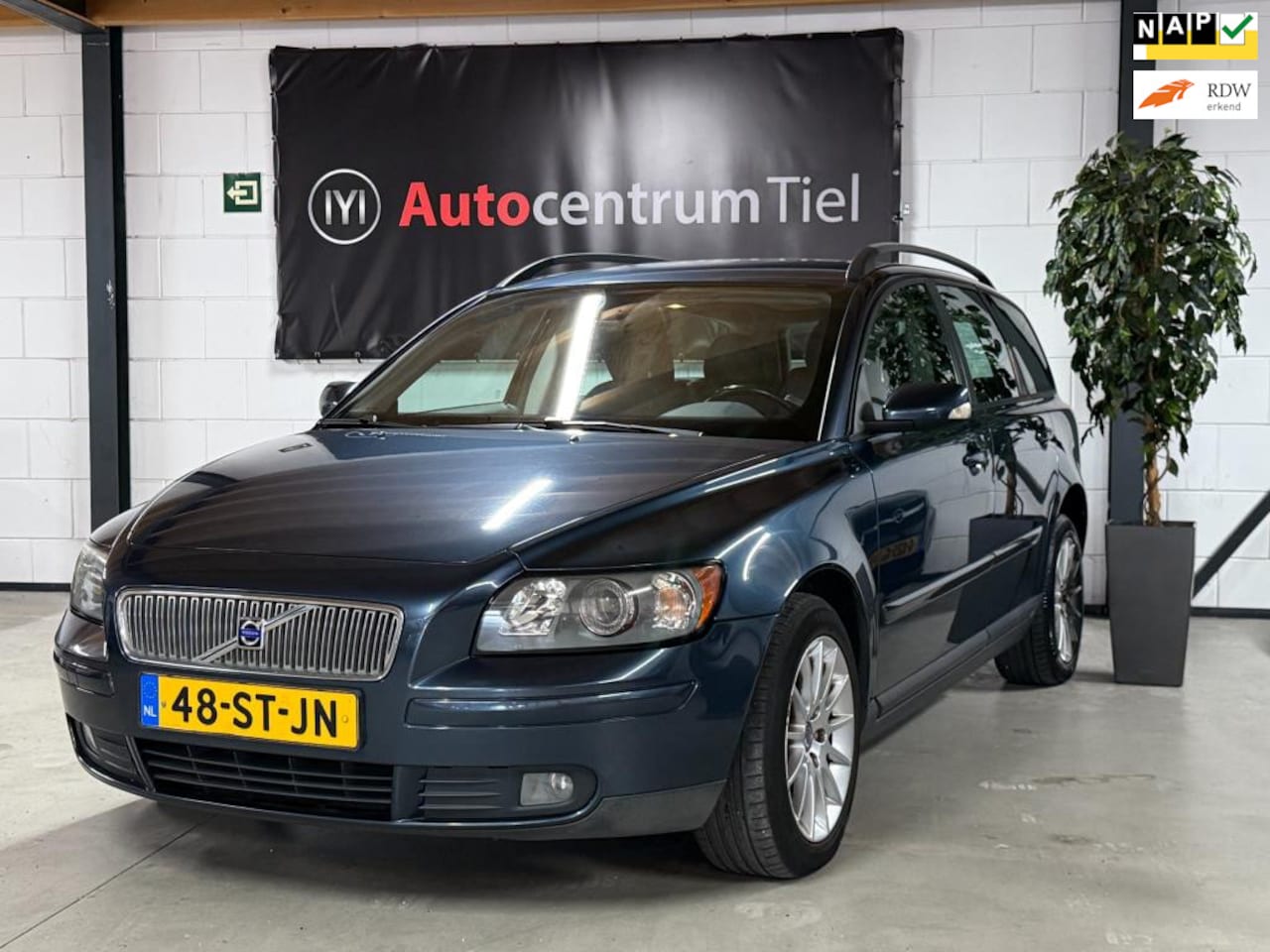 Volvo V50 - 2.4 Momentum * AUTOMAAT - AutoWereld.nl