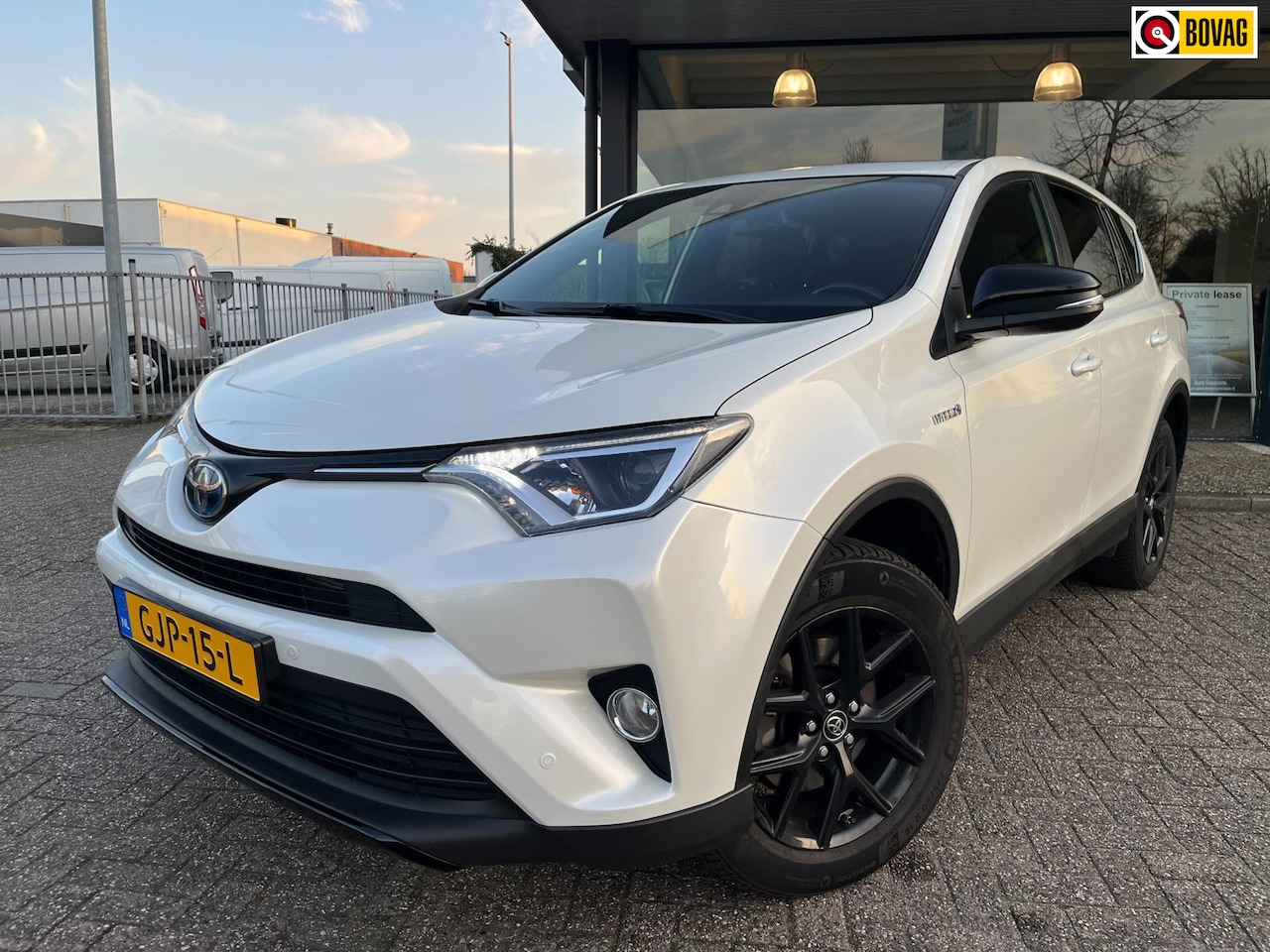 Toyota RAV4 - 2.5 Hybrid AWD Style 1650KG trekgewicht|Trekhaak|Schuifdak - AutoWereld.nl