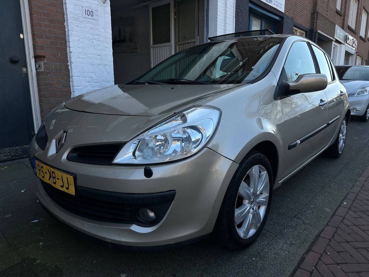 Renault Clio - 1.6-16V Privilège AUTOMAAT Panorama Dak Nette Auto - AutoWereld.nl