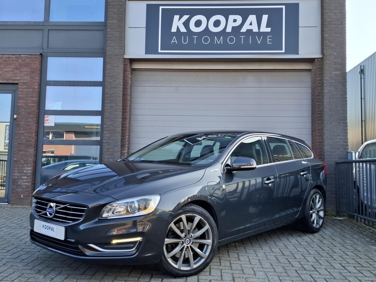 Volvo V60 - 2.4 D6 AWD Plug-In Hybrid Summum | Ambiente | Bi-Xenon | Trekhaak - AutoWereld.nl