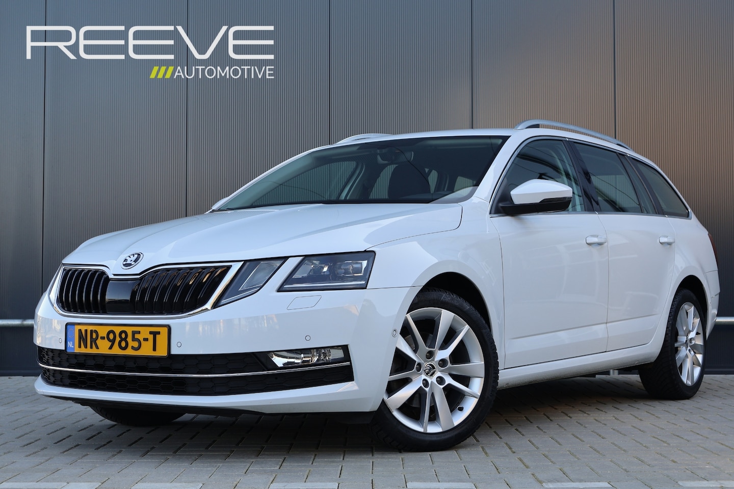 Skoda Octavia Combi - 1.0 TSI Style Business Automaat | Stoelverwarming | Keyless Entry / Start | LED | Canton S - AutoWereld.nl