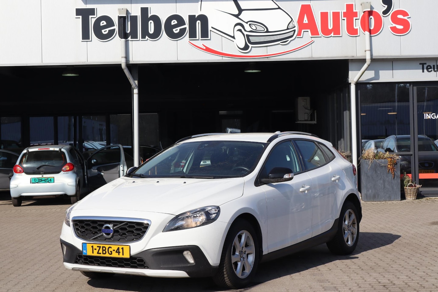 Volvo V40 Cross Country - 1.6 D2 Summum Auto moet nog gereinigd worden - AutoWereld.nl