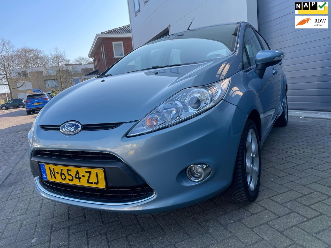 Ford Fiesta - 1.4 Trend/Climate-c/Aux/Stoel+Voorruit vw/Bluetooth/Goed-onderhouden - AutoWereld.nl