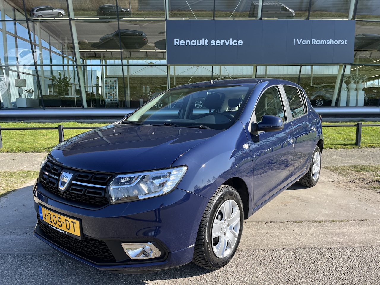 Dacia Sandero - 1.0 TCe Bi-Fuel Comfort / Dealer onderhouden / Elek. Spiegels / Armsteun / Airco / Cruise - AutoWereld.nl