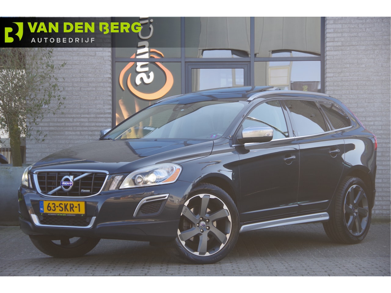 Volvo XC60 - 2.0 T5 R-Design 240PK AUT. PANODAK, LEDER, XENON, TREKHAAK, CRUISE, STOELVERWARMING - AutoWereld.nl