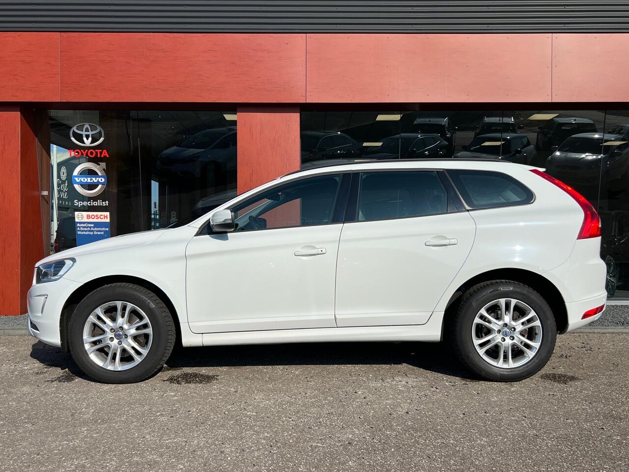 Volvo XC60 - 2.4 D4 Kinetic Business AUTOMAAT | AWD | 5-Cilinder | Navi - AutoWereld.nl