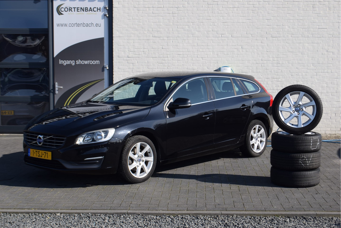 Volvo V60 - 1.6 T3 Momentum | Automaat | Cruise control | Afn.trekhaak | Metallic | - AutoWereld.nl