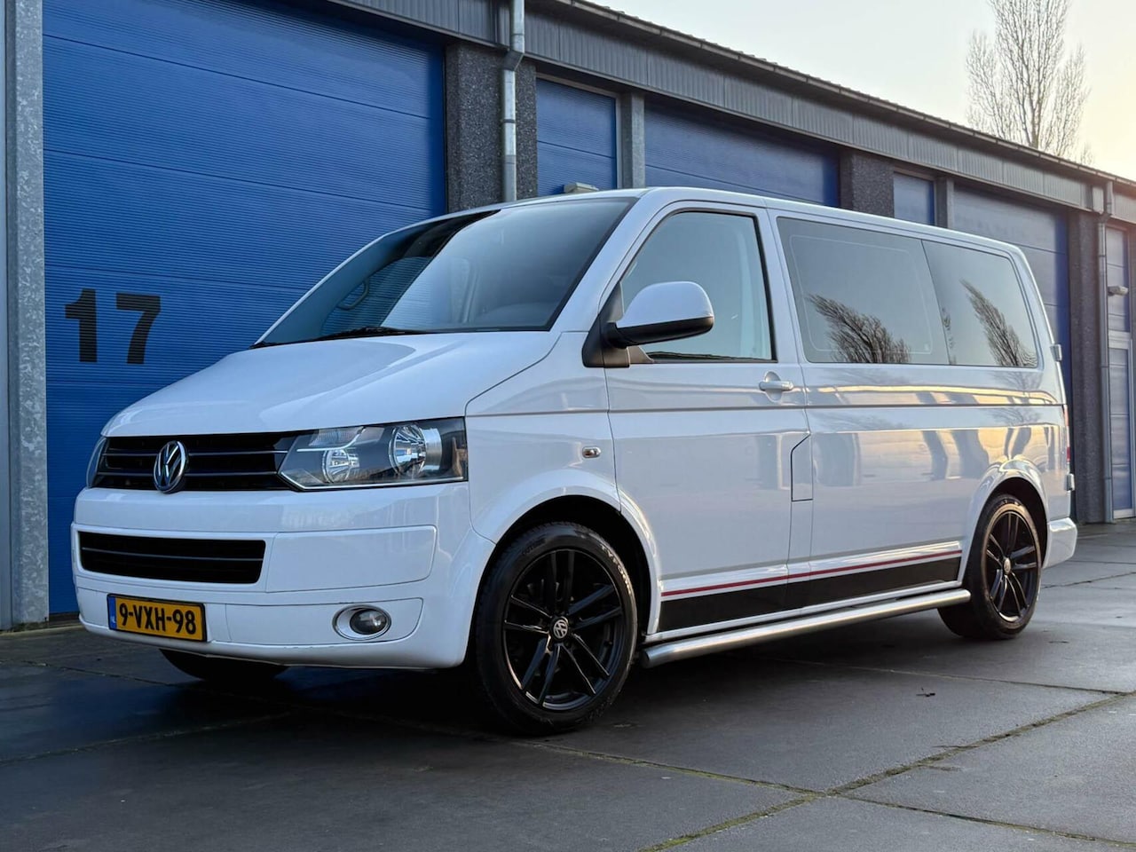 Volkswagen Transporter - 2.0 TDI L1H1 140pk DSG Dubbel Cabine | 6-Persoons | Airco | Carplay | Trekhaak - AutoWereld.nl