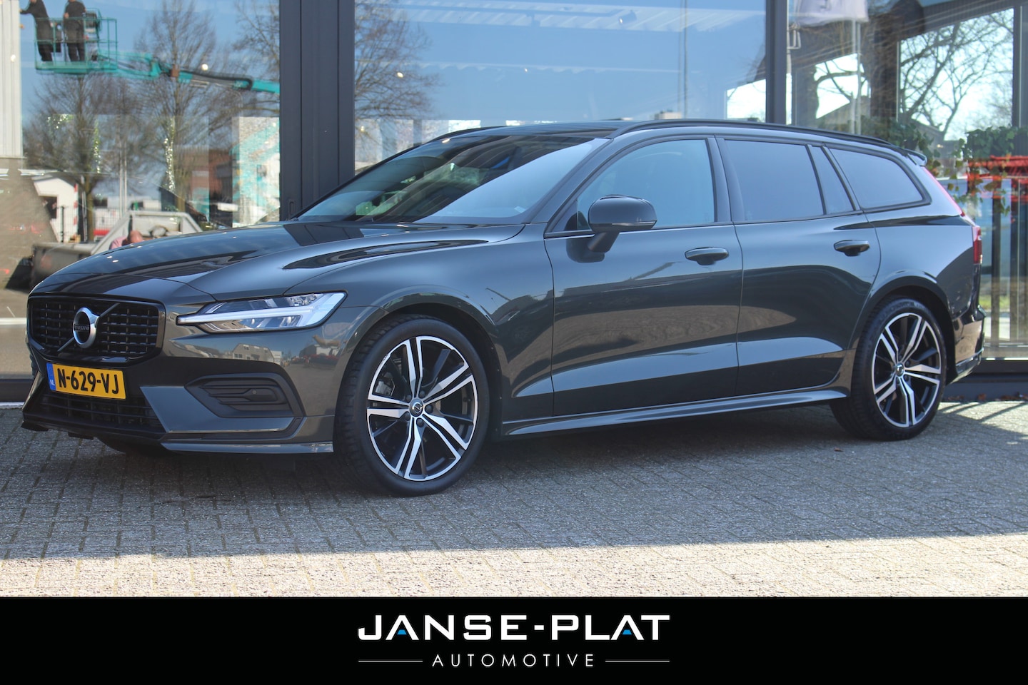 Volvo V60 - 2.0 B3 AUT | Styling pakket | Leder | Zeer nette auto! | - AutoWereld.nl