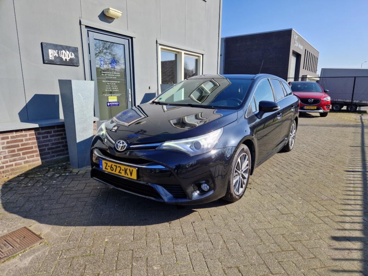 Toyota Avensis Touring Sports - 1.8 VVT-i Dynamic | Climate control | Camera | Cruise control | Stoelverwarming - AutoWereld.nl