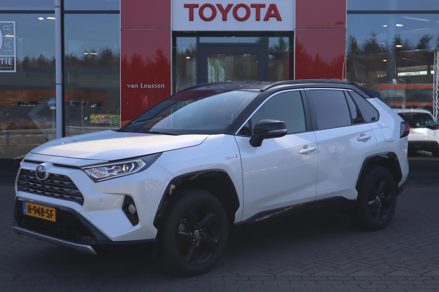 Toyota RAV4 - 2.5 HYBRID AWD BI-TONE NAVI JBL-AUDIO BLISS TREKHAAK CAMERA 1650KG TREKGEWICHT NL-AUTO - AutoWereld.nl