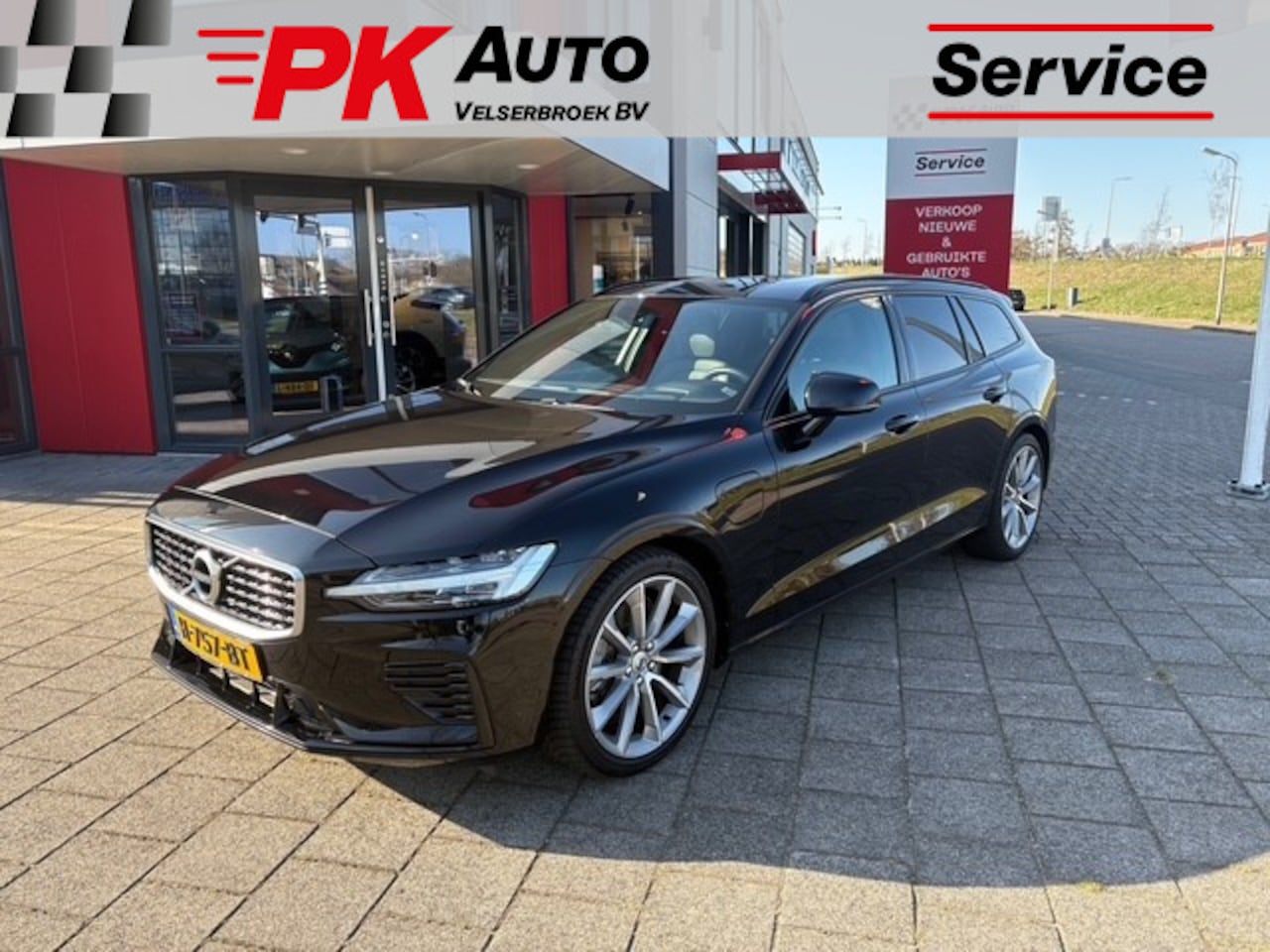 Volvo V60 - 2.0 T8 Twin Engine AWD R-Design | Pano | Trekhaak | 360 camera | 89.471 km Dealeronderhoud - AutoWereld.nl