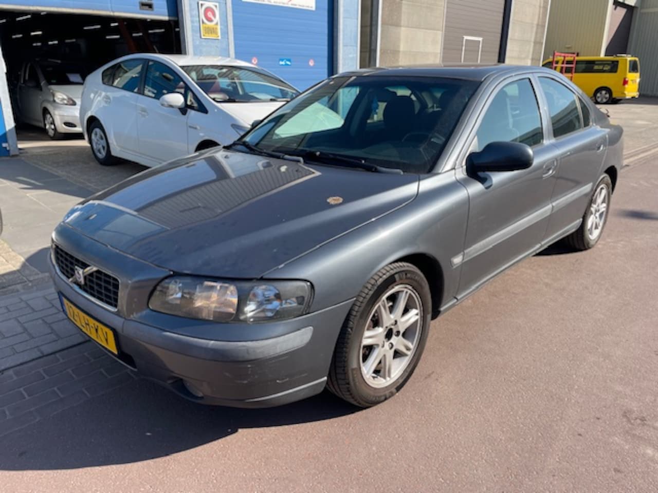 Volvo S60 - 2.4i 140pk bj. 2003 Airco + LMV APK 7-25 Rijdt en schakelt nog goed. Scherpe meeneemprijs. - AutoWereld.nl