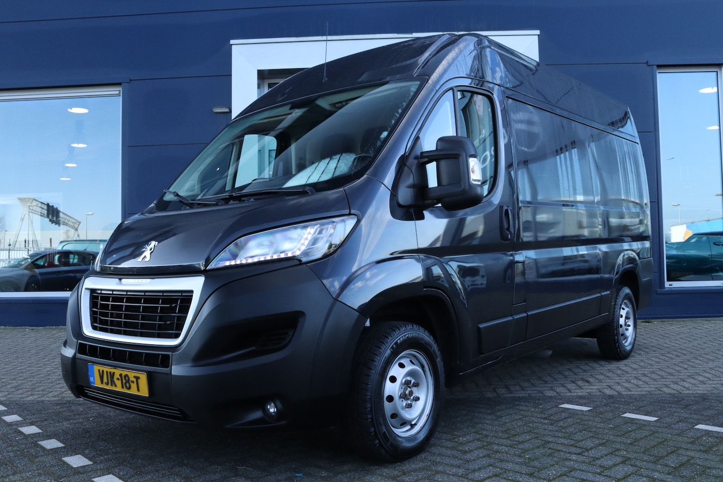 Peugeot Boxer - 333 2.2 BlueHDi 140 L2H2 Premium | Camera | Trehaak | Cruise Control | Navi | Carplay | Ai - AutoWereld.nl