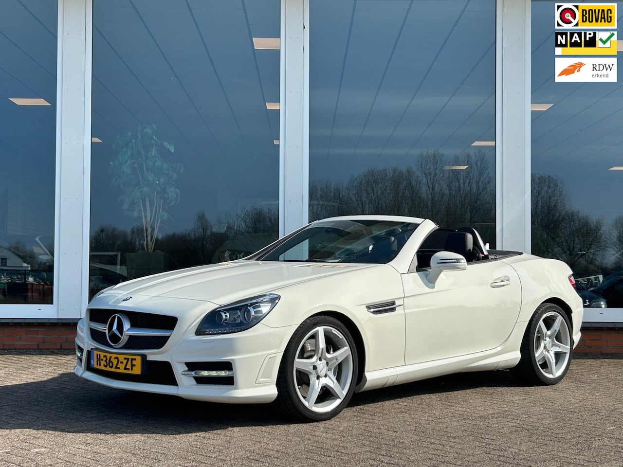 Mercedes-Benz SLK-klasse - 350 Aut. AMG Line - 18 inch - leder - Navi - Airscarf - Nieuwstaat - Uniek - AutoWereld.nl