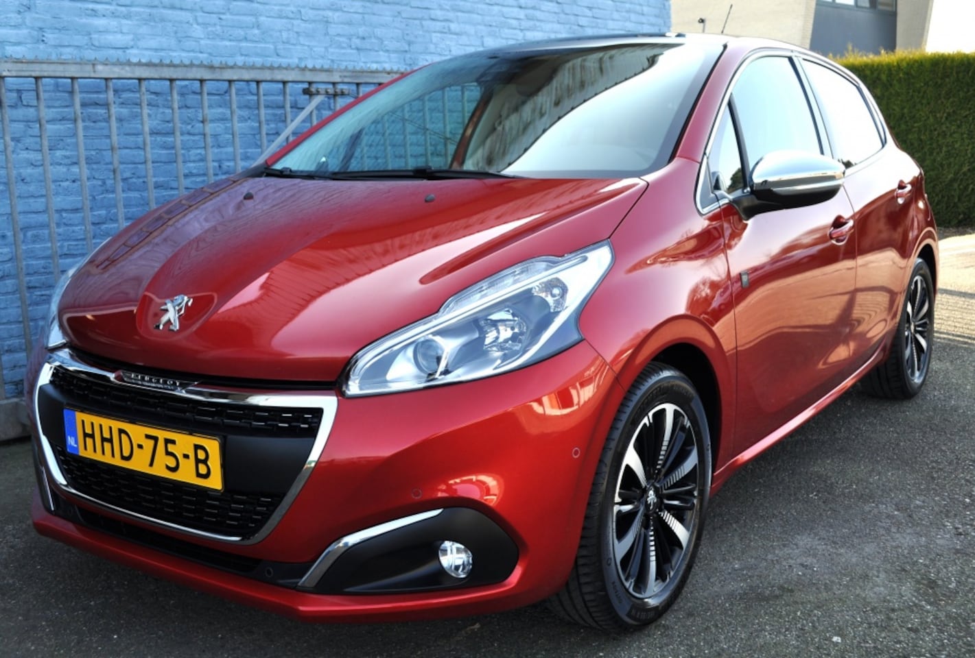 Peugeot 208 - 1.2 Tech Ed. Autom Pano pdc v+a lmv - AutoWereld.nl