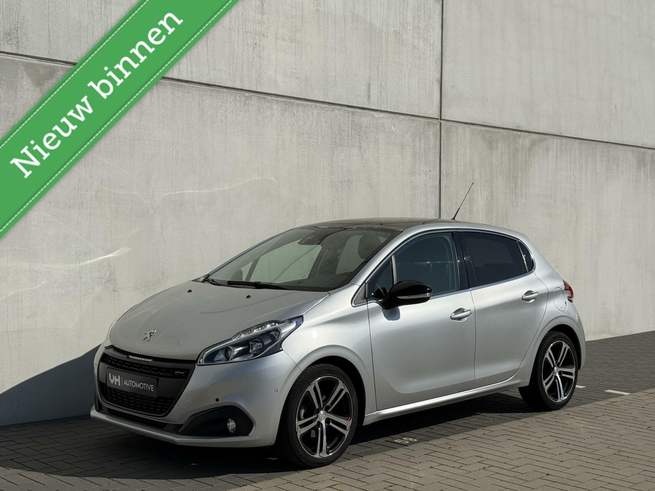 Peugeot 208 - 1.2 GT-line - pano - navigatie- camera - CarPlay - AutoWereld.nl