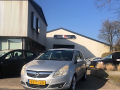 Opel Corsa - 1.4-16V Cosmo Goed rijdende Corsa 5 deurs met geintrigeerde fietsendrager Airco, Electr pa