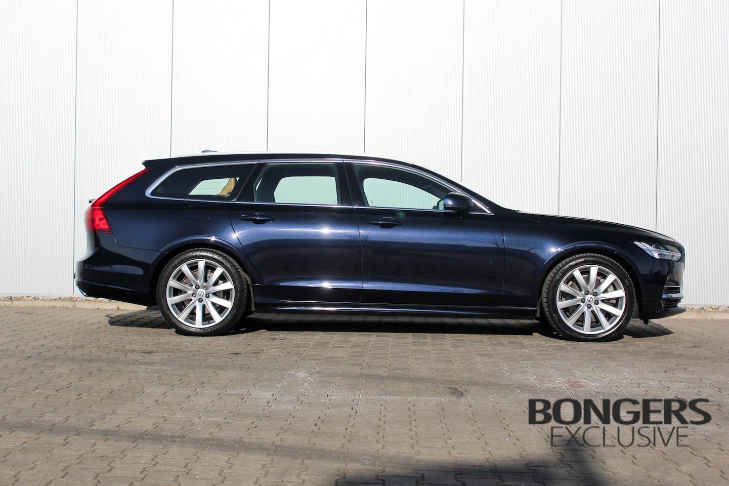 Volvo V90 - 2.0 T8 AWD Momentum | dealer ondh. | trekhaak - AutoWereld.nl