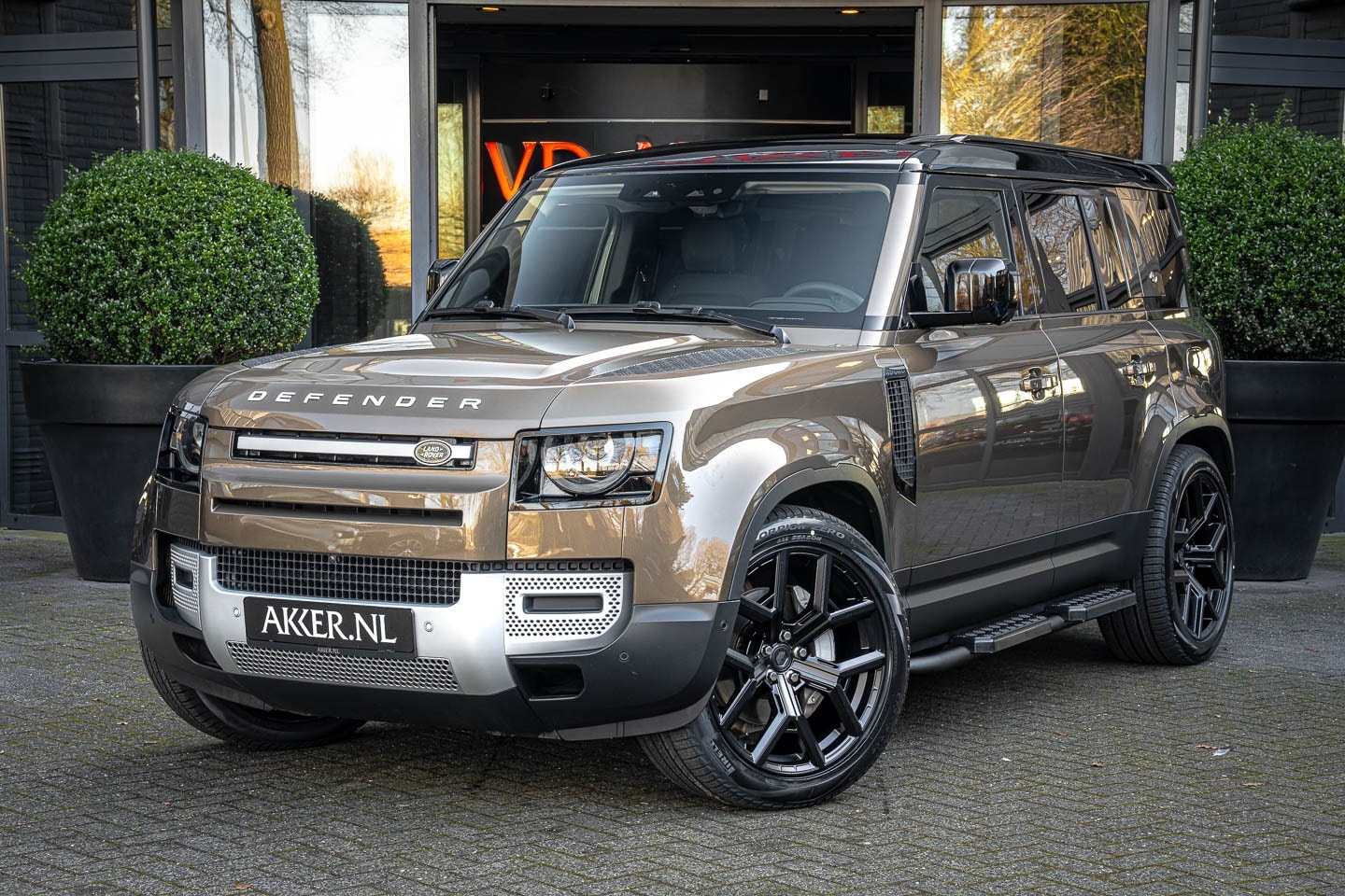 Land Rover Defender 110 - LANDROVER P400e SE URBAN | 360° Camera | Side- & Lane Assist | Pano.Dak - AutoWereld.nl