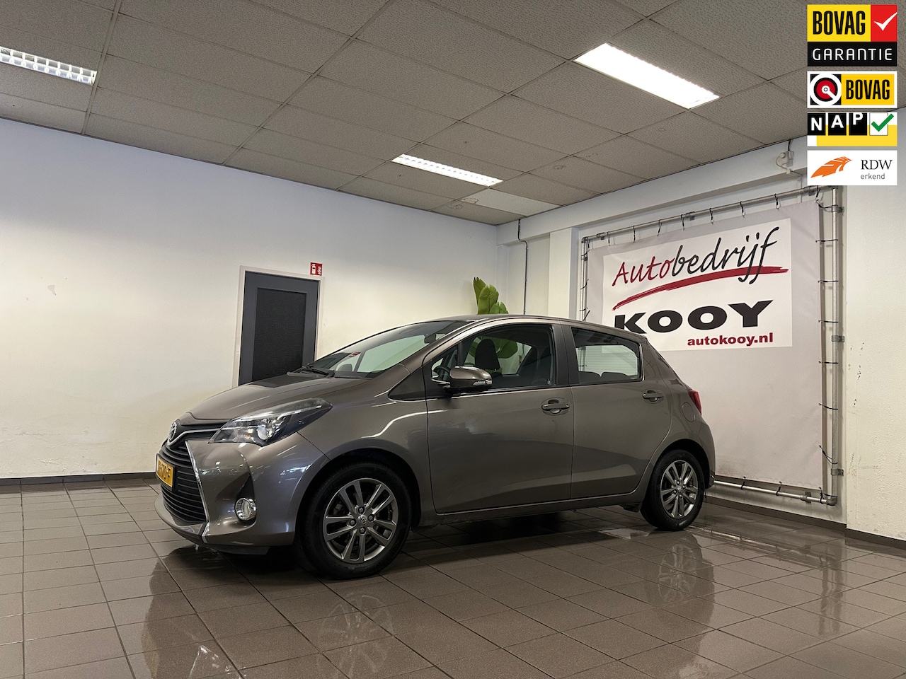 Toyota Yaris - 1.3 VVT-i * 18.017 km + NAP / Navigatie / Camera / LM Velgen / NL Auto * - AutoWereld.nl