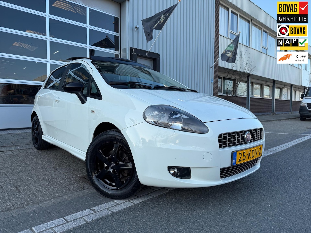 Fiat Grande Punto - 1.4 NeroBianco 5-DRS AIRCO/LMV15/NAVI/PANO - AutoWereld.nl