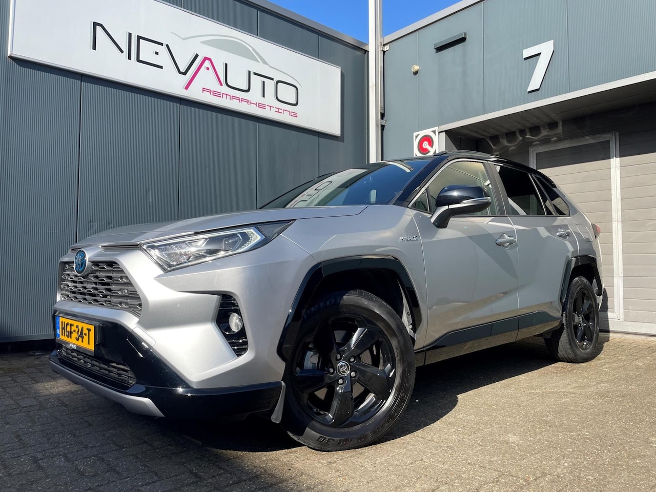 Toyota RAV4 - 2.5 Hybrid AWD Bi-Tone 1650kg trekgewicht Apple carplay - AutoWereld.nl